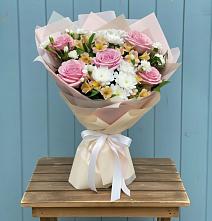 Букет цветов из:  Гвоздики, Орхидеи и Розы в Магдагачах