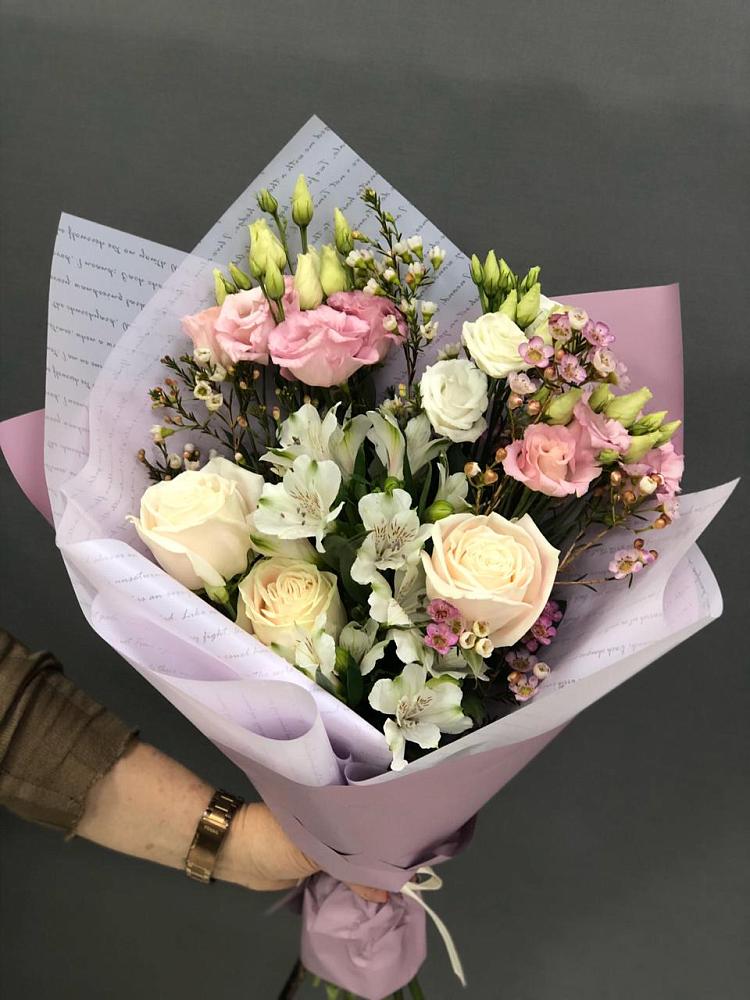 Букет цветов из: Альстромерии, Розы и Лизиантусы в Магдагачах