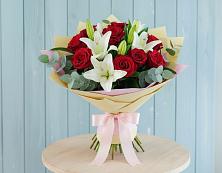 Букет цветов из:  Лилии и Розы в Магдагачах