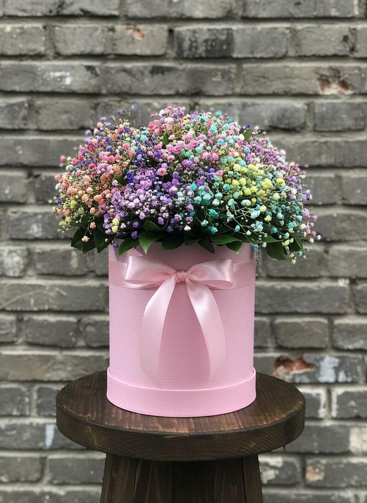 Цветочная композиция из Гипсофила и Розы в шляпной коробке в Магдагачах