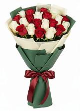 Букет Микс из красных и белых роз в Магдагачах