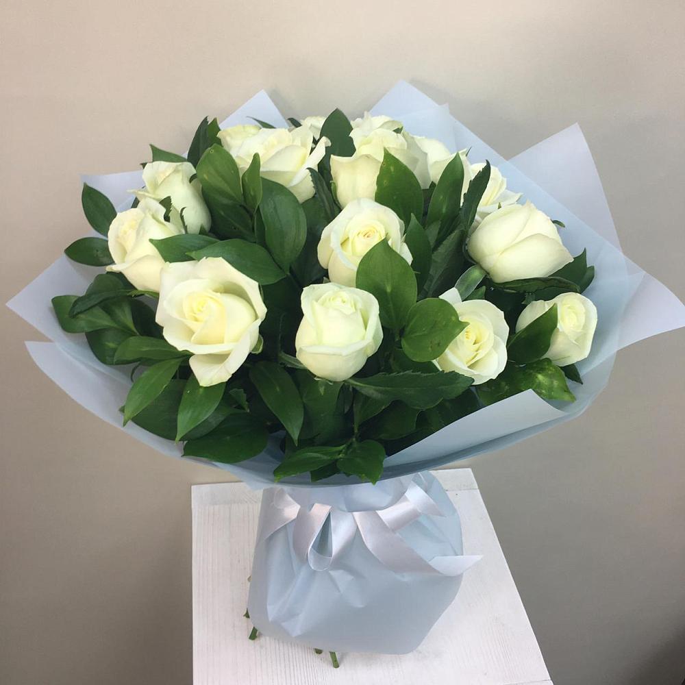 Букет 15 Белых роз Проуд в Магдагачах