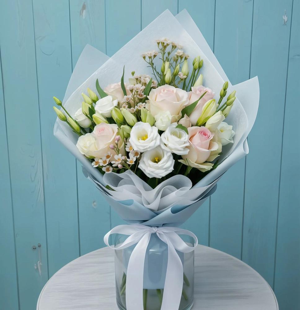 Букет цветов из: Розы и Лизиантусы в Магдагачах