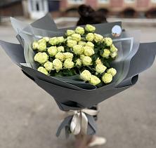 Букет Белые кустовые розы Солинеро в Магдагачах