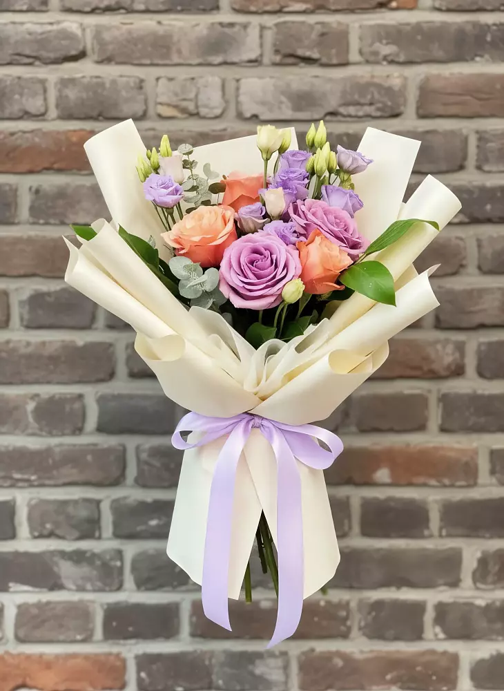 Букет цветов из: Лизиантусы и Розы в Магдагачах