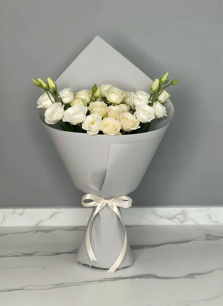 Букет цветов из: Розы и Лизиантусы в Магдагачах