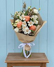 Букет цветов из:  Альстромерии, Лизиантусы, Розы и Хризантемы в Магдагачах