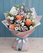 Букет цветов из:  Лизиантусы, Розы, Альстромерии и Гипсофила в Магдагачах