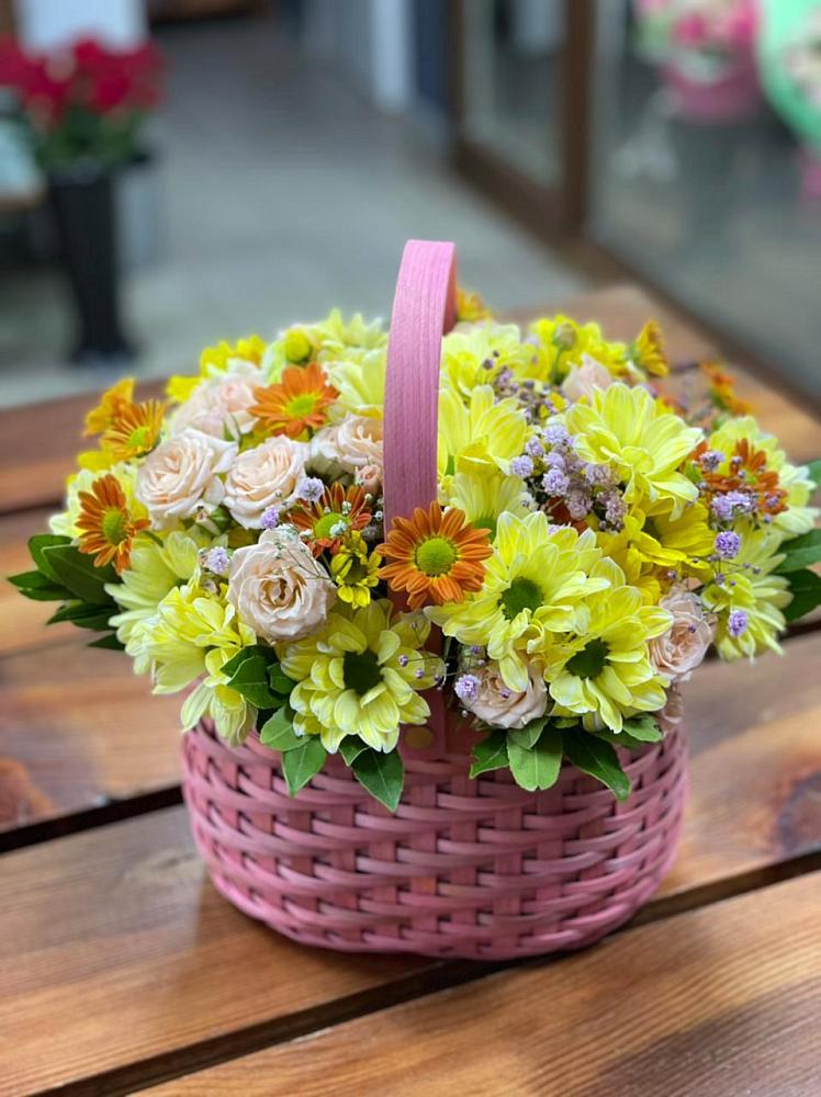 Цветочная композиция из Хризантемы и Розы в корзине в Магдагачах
