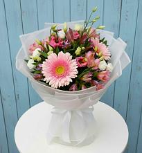 Букет цветов из:  Герберы, Альстромерии и Лизиантусы в Магдагачах