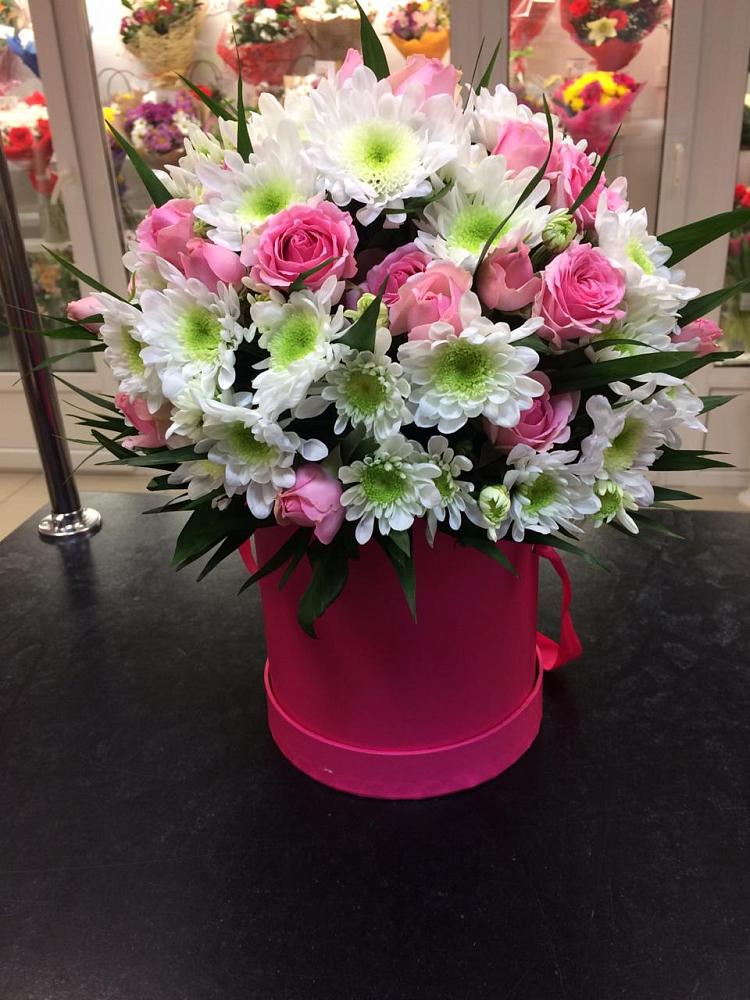 Цветочная композиция из Розы и Хризантемы в шляпной коробке в Магдагачах