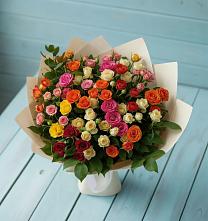 Букет Микс из разноцветных кустовых роз в Магдагачах